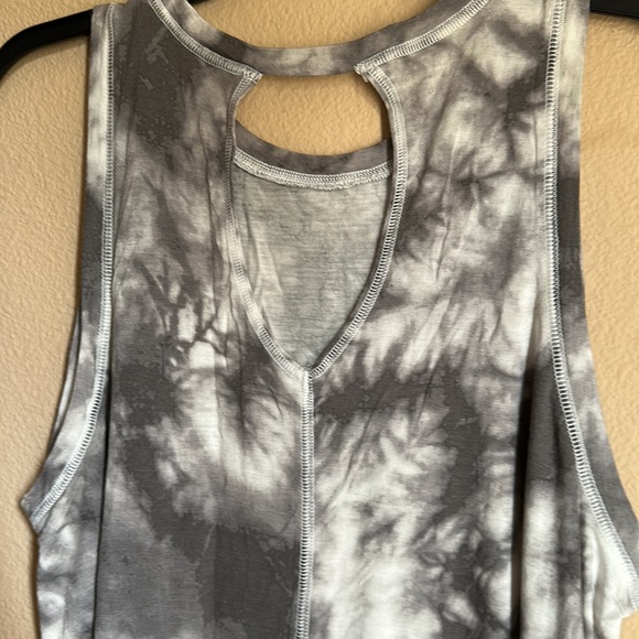 Grey scale tie dye open back tank top - Picture 5 of 8